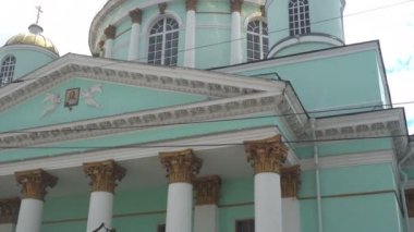 Yaldızlı sıradan bir kilise. Bir taşra kasabasında şehir mimarisi