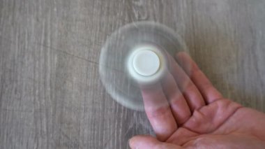 beyaz el spinner veya üzerinde dönen fidgeting spinner el mans