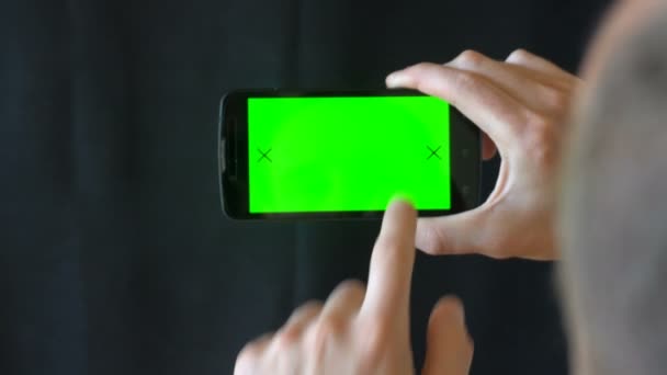 Κοντινό πλάνο των αρσενικών χεριών που αγγίζουν smartphone. Πράσινο κλειδί Chroma οθόνης. Κλείσε. Εντοπισμός κίνησης. Κάθετα. παντελόνι. - Σαρώστε το αριστερό δεξί animation μαύρο 6 — Αρχείο Βίντεο