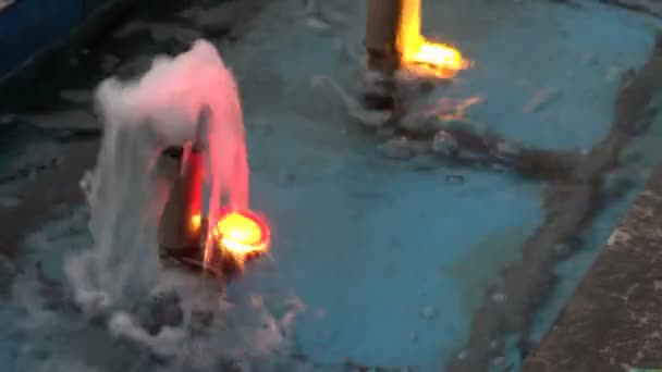 une petite fontaine avec des lumières près du centre commercial 