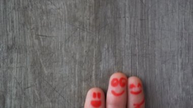 Mutlu parmaklar. Parmak uçlarında güzel yüzler.