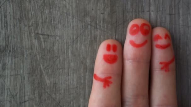 Happy fingers.beautiful faces painted on the toes — Stock Video