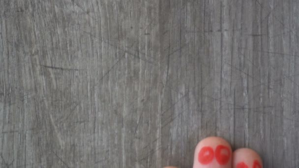 행복 한 손가락 발가락에 그려진 아름다운 얼굴들 — 비디오