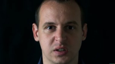 Siyah arka plandaki kızgın genç adam.