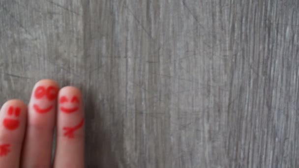Щасливі пальці. красиві обличчя, намальовані на пальцях ніг — стокове відео
