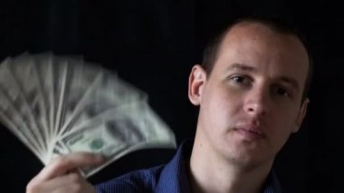 Banker İşadamı 'nın Portresi Para Nakit Para Parasını Gösteriyor. Siyah arkaplan