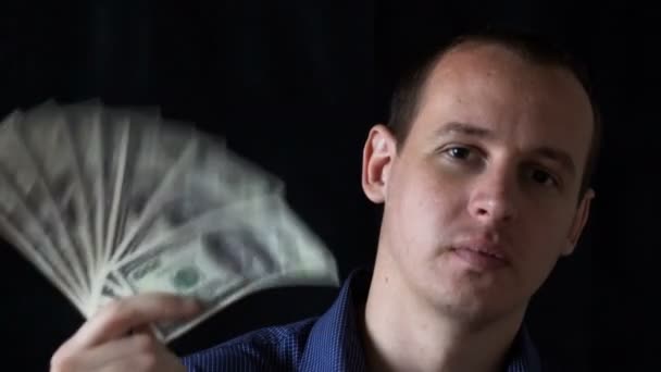 Porträt des Banker Business Man Show dollars Banknotes Money Cash Currency. Schwarzer Hintergrund — Stockvideo