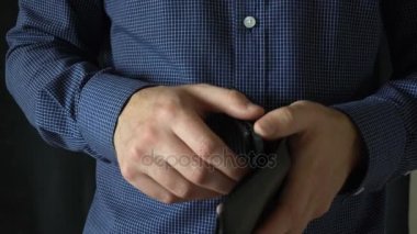 Uzanır, para ister, 100 dolar öder, iş tarafından ödenir.