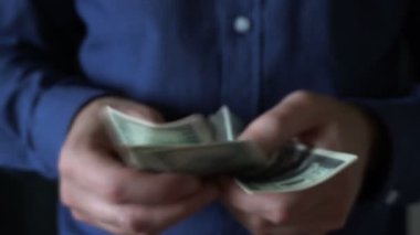 Uzanır, para ister, 100 dolar öder, iş tarafından ödenir.