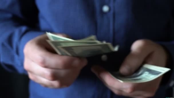 Menggapai, meminta uang, memberikan uang seratus dolar, dibayar oleh pekerjaan — Stok Video