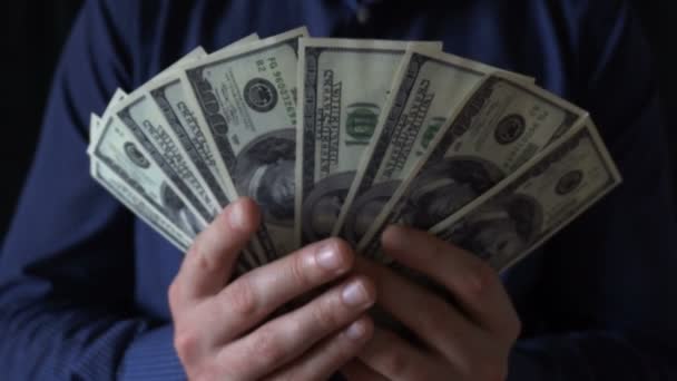 Mladý podnikatel drží fanoušek sto dolarové bankovky — Stock video