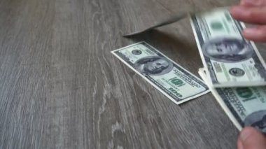 genç işadamı bir yüz dolarlık banknot atar