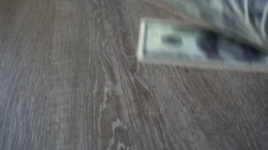 genç işadamı bir yüz dolarlık banknot atar