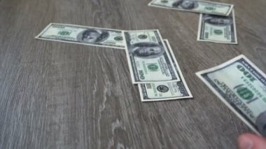 genç işadamı bir yüz dolarlık banknot atar