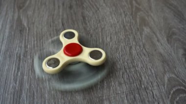 üzerinde gri arka plan veya topluca spinners iplik iki beyaz el spinner