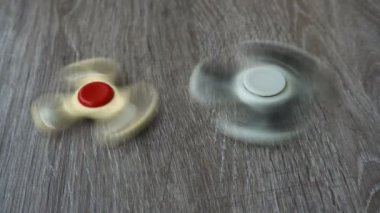 üzerinde gri arka plan veya topluca spinners iplik iki beyaz el spinner