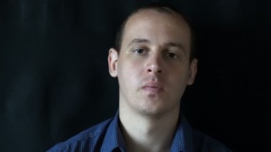 TV izlerken kamera ve anahtarları kanalları önünde oturan genç adam