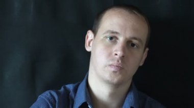 TV izlerken kamera ve anahtarları kanalları önünde oturan genç adam