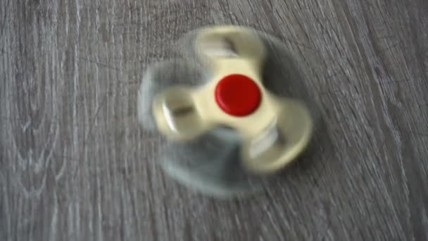Dos spinner mano blanca girando sobre fondo gris o fidget spinners — Vídeo de stock