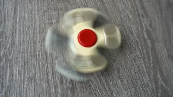 Dos spinner mano blanca girando sobre fondo gris o fidget spinners — Vídeo de stock