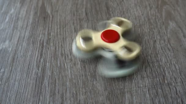 Dois giradores de mão branca girando em fundo cinza ou fidget spinners — Vídeo de Stock