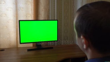 Erkek el ile Tv kanalları bakış bir yeşil ekran Tv nokta anahtarlama uzak