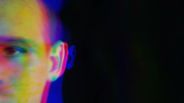 The mans face, distorted with random characters. Concept: a glitch in the matrix. glitch chromatic aberration — Stock Video