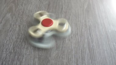 üzerinde gri arka plan veya topluca spinners iplik iki beyaz el spinner