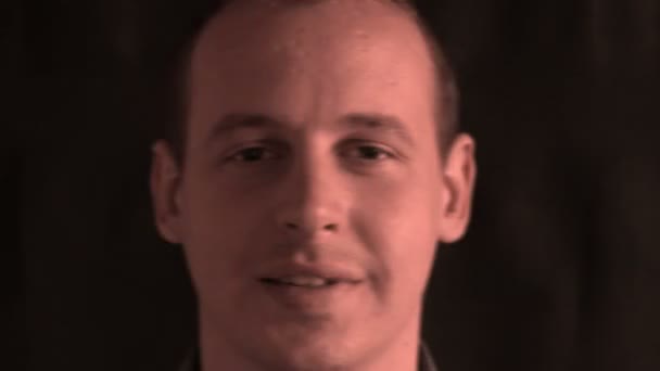 Das Gesicht eines lächelnden Mannes, einer verzerrten Zufallsfigur. Konzept: ein Fehler in der Matrix. Chromatische Aberration — Stockvideo