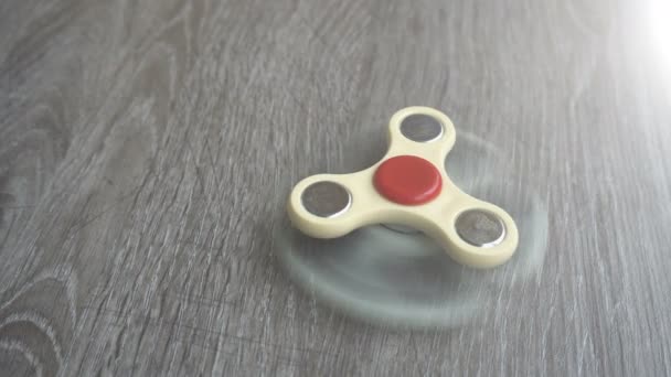 Dois giradores de mão branca girando em fundo cinza ou fidget spinners — Vídeo de Stock