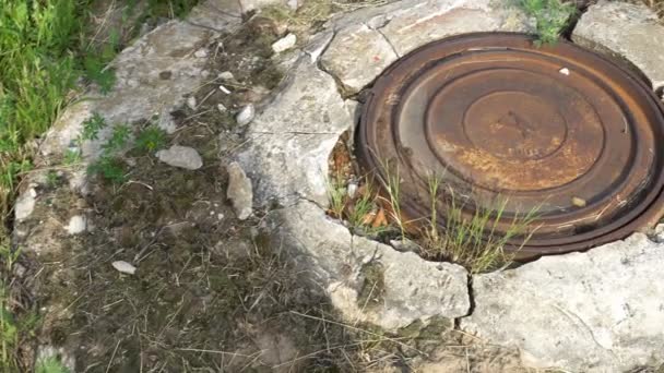 Old manhole, rusted and broken — Stock Video