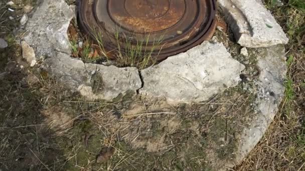 오래 된 맨홀, 부식 및 고장 — 비디오