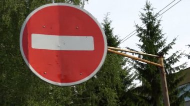 hiçbir giriş yeşil ağaçlar bir arka plan üzerinde oturum