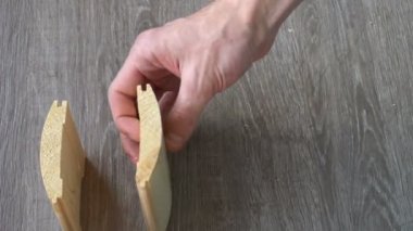 genç bir adam kurulların küçük bir ev inşa