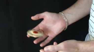 siyah bir zemin üzerine el spinner ile hüner, genç adam tek elle spinner diğerine atar