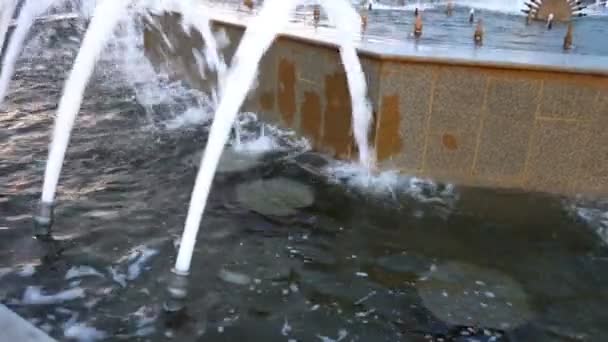 Una hermosa fuente cerca del centro comercial — Vídeo de stock