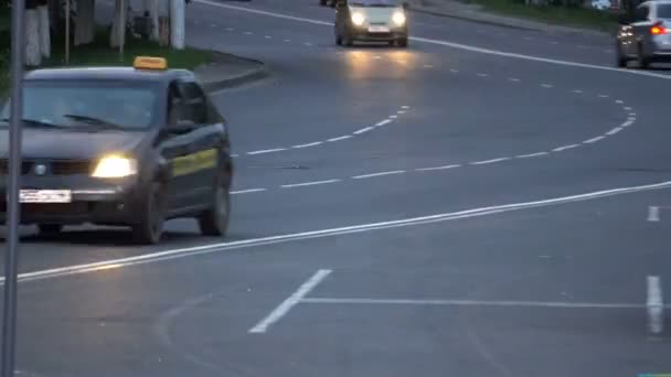 Koersk, Rusland - 12 juni, 2017: timelapse van de weg passerende auto's, drukke verkeer — Stockvideo