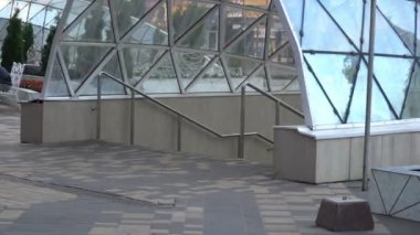 Zaman atlamalı video, yeraltı geçidi girişine yakın kişi aşağı gitmek ve köprünün tırmanmak