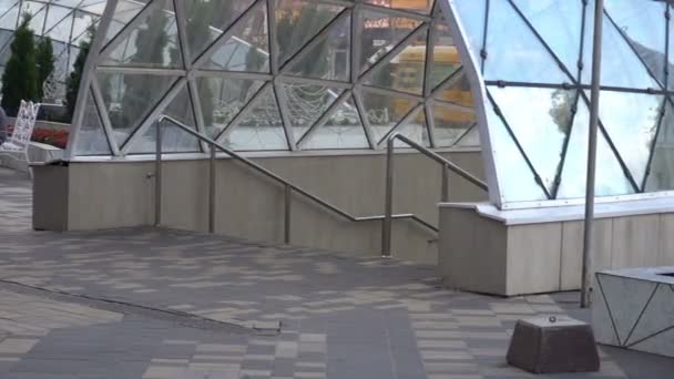 Time-lapse video, de mensen in de buurt van de ingang van de ondergrondse passage, dalen en klimmen uit de voetgangerstunnel — Stockvideo