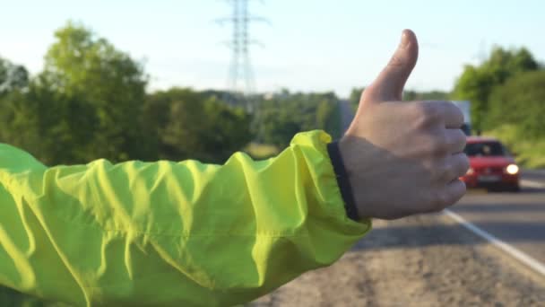 Auto-stop jeune homme adulte pointant le pouce vers le haut sur l'autoroute inter-États — Video