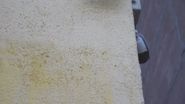 İki güvenlik kamerası üzerinde bir park yeri bakan bir tuğla İlköğretim Okulu