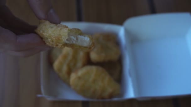 Ung man innehar en kyckling nuggets — Stockvideo
