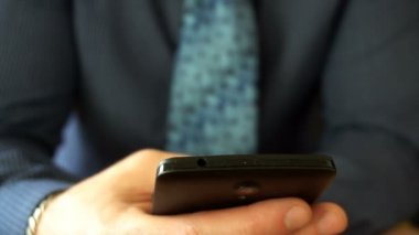 Onun son nesil smartphone cep telefonu ile mesaj tarama bir işadamı olarak portre.