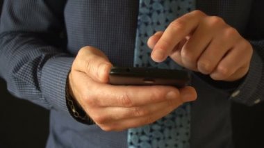 Onun son nesil smartphone cep telefonu ile mesaj tarama bir işadamı olarak portre.