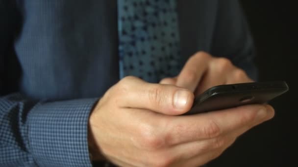 Detailní záběr na podnikatel procházení zpráv na jeho poslední generace smartphone. — Stock video