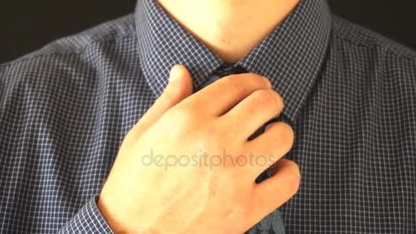 一件衬衫，商务老人伸直他的领带 — 图库视频影像