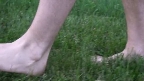 Man feet run by in grass slow motion — Stock Video