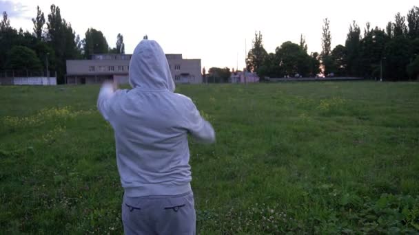 훈련 권투, 권투는 젊은 남자는 아침에 일찍 경기장에 — 비디오