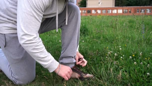 Atleta atando cordones en la mañana antes del trote, cámara lenta — Vídeos de Stock