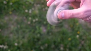 beyaz el spinner veya fidgeting spinner, Childs'ın elinde döner
